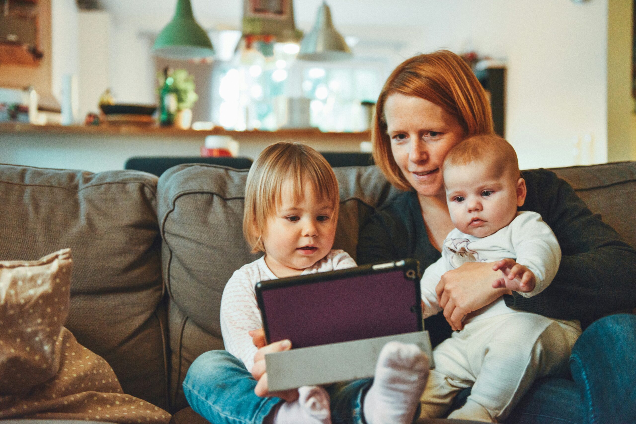 Wie Eltern Kinder beim Lesen unterstützen können Wie Eltern Kinder beim Lesen unterstützen können